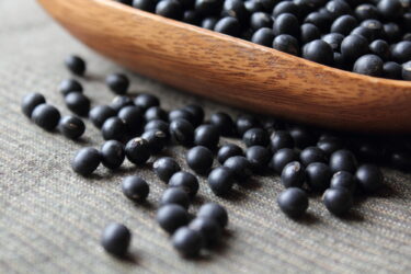 黒千石は粒が小さな黒豆で流通量が少ない希少な豆