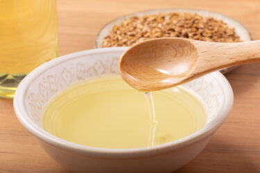 アマニオイルの歴史と楽しみ方──料理を引き立てる植物性オイル